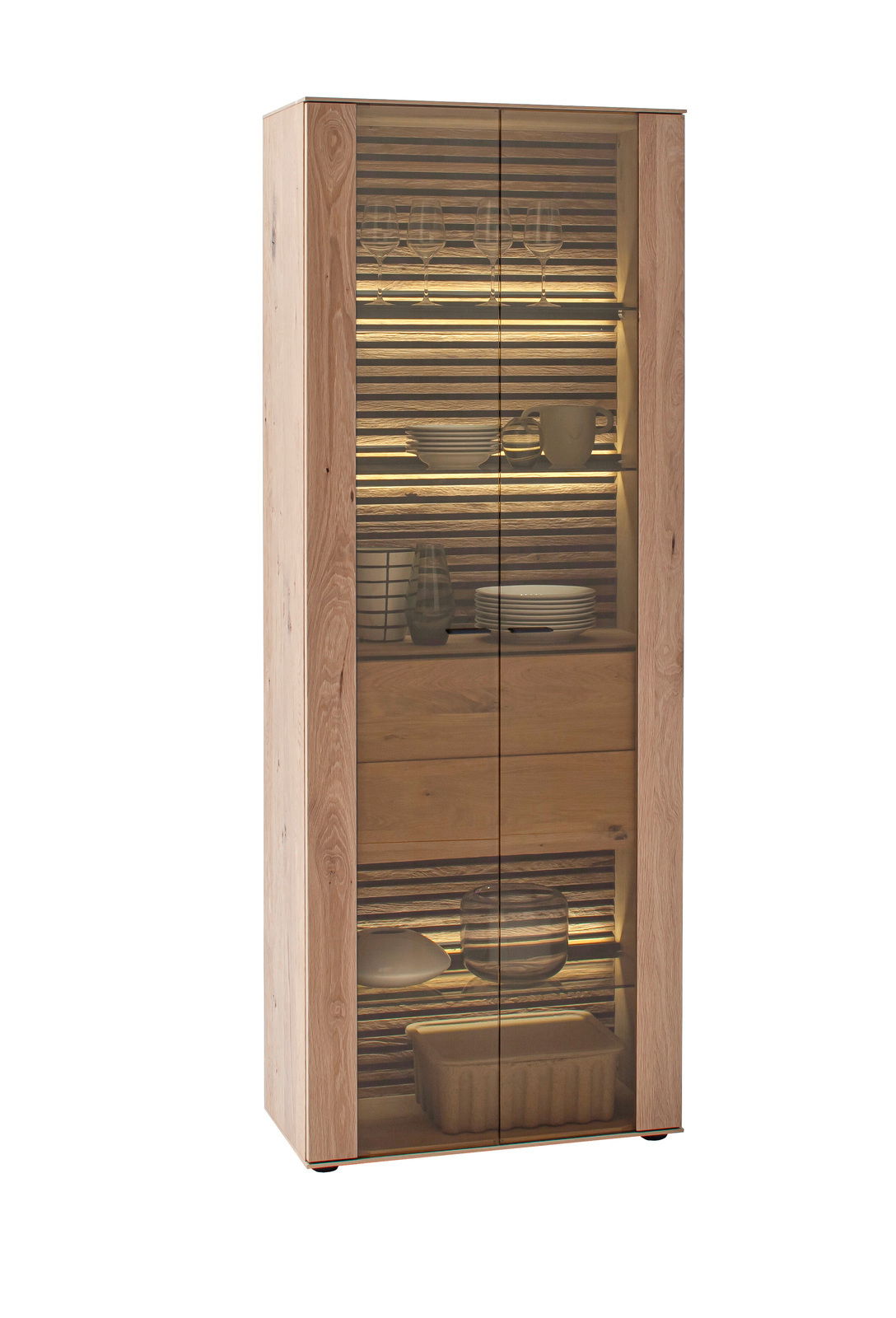 Vitrine aus Holz mit Glastüren, beleuchtet, gefüllt mit Geschirr, seitliche Perspektive