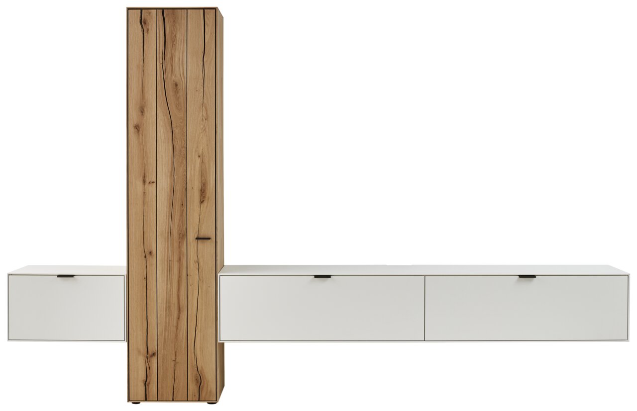 Frontale Ansicht einer modernen Wandkombination mit einem hohen, schmalen Holzschrank in der Mitte und zwei weißen, horizontalen Schränken auf beiden Seiten.