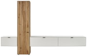Frontale Ansicht einer modernen Wandkombination mit einem hohen, schmalen Holzschrank in der Mitte und zwei weißen, horizontalen Schränken auf beiden Seiten.