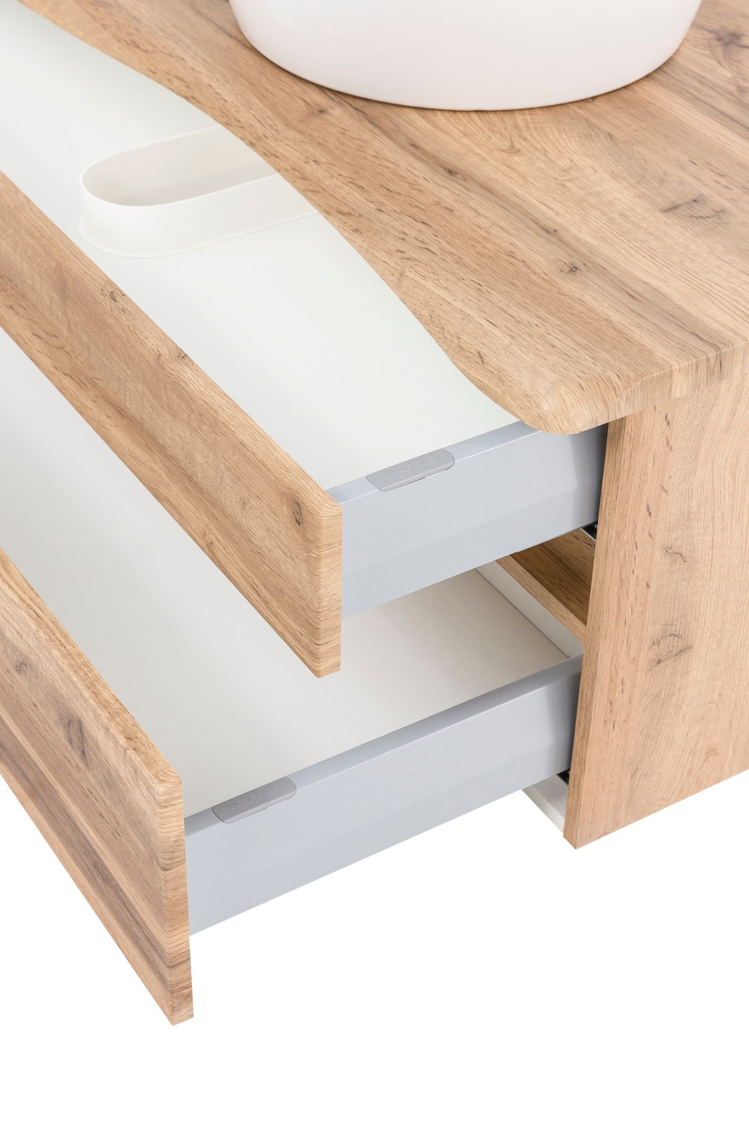 Nahaufnahme eines Waschtisch-Sets mit zwei offenen Schubladen in Holzoptik, von oben betrachtet.