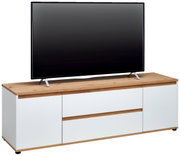 TV-Lowboard in Weiß mit Holzoberfläche, frontal betrachtet, mit einem großen Fernseher darauf.