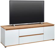 TV-Lowboard in Weiß mit Holzoberfläche, frontal betrachtet, mit einem großen Fernseher darauf.