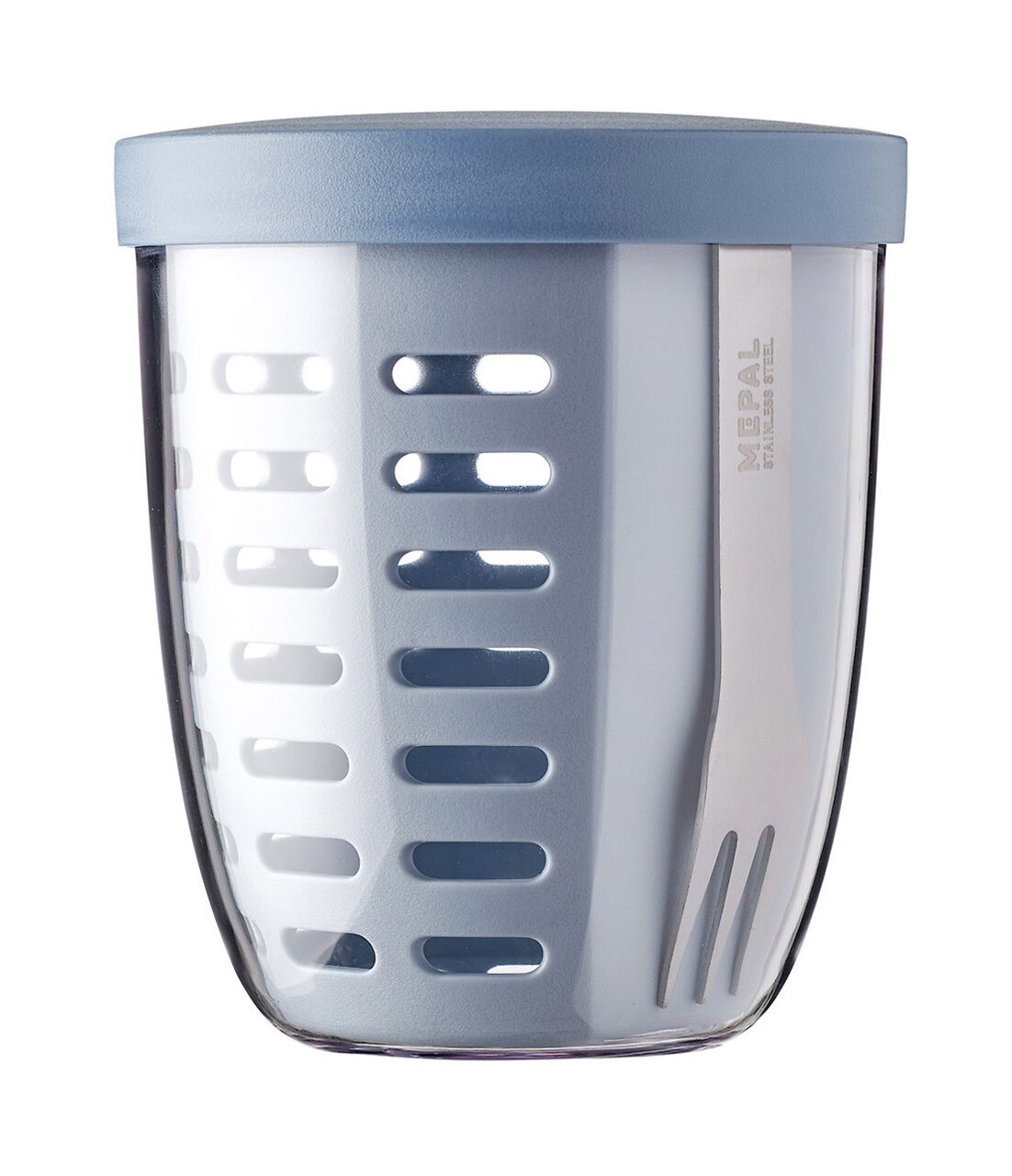 Mepal Fruitpot Nordic blue ELLIPSE Frontalansicht eines hellblauen Fruchtbechers mit integriertem Besteck und Belüftungsschlitzen.