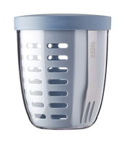 Frontalansicht eines hellblauen Fruchtbechers mit integriertem Besteck und Belüftungsschlitzen.