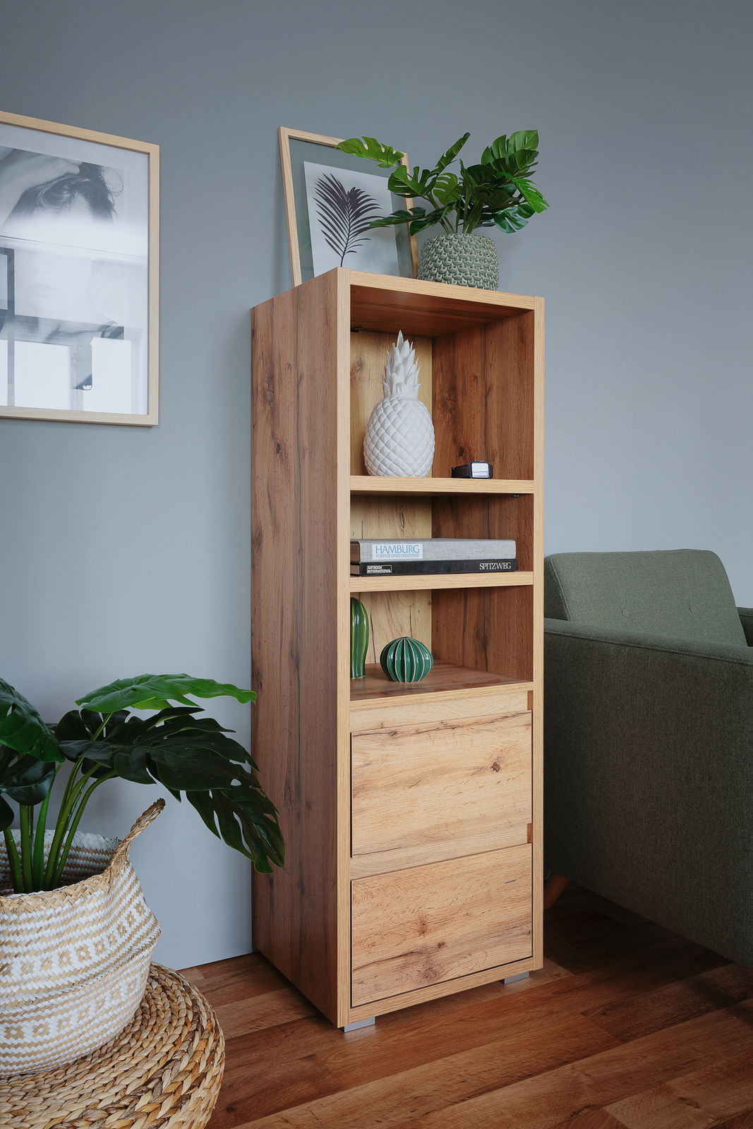 Holzregal mit Dekorationen, Pflanzen und Büchern, seitliche Perspektive