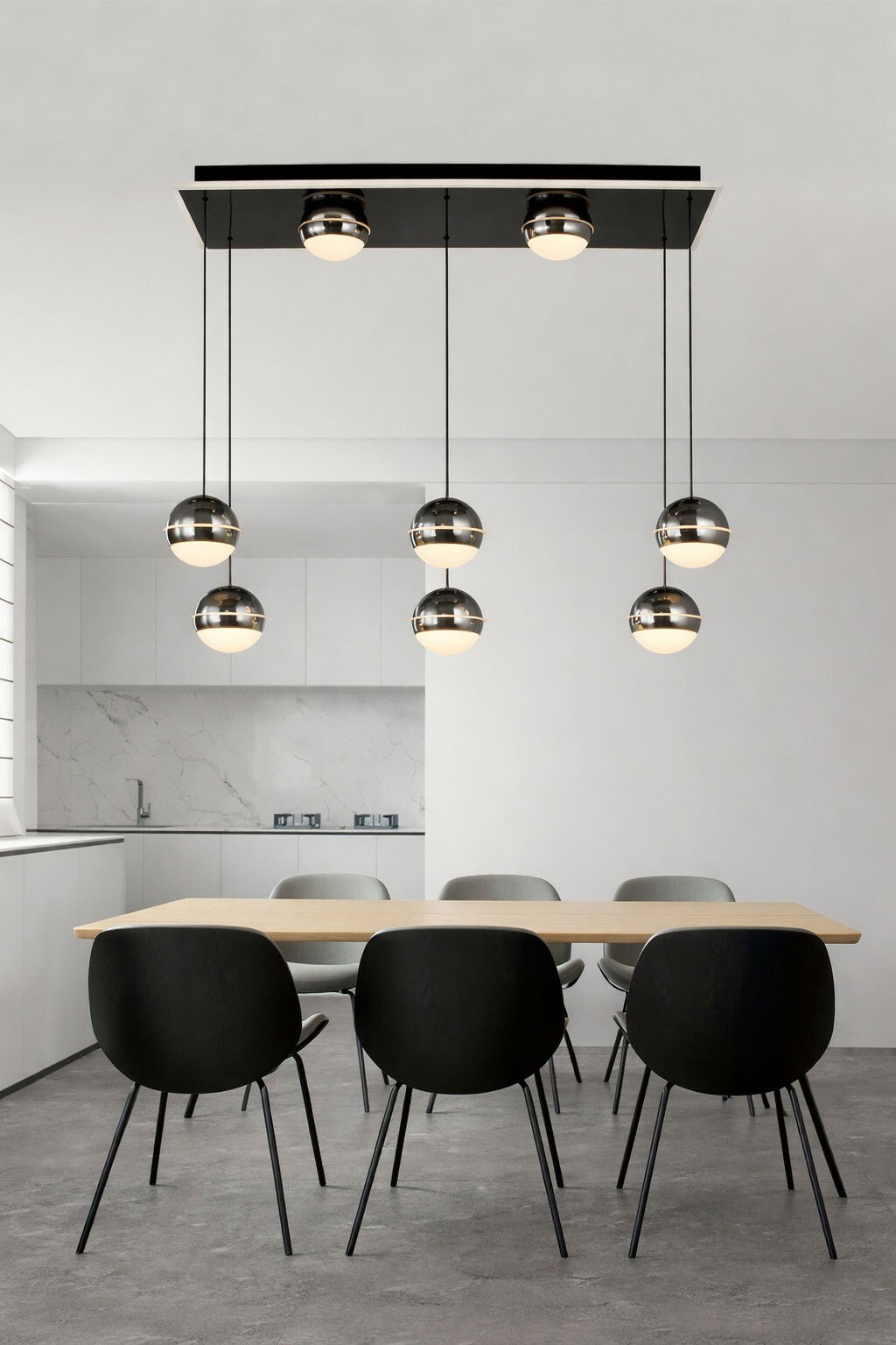 Moderne LED-Pendelleuchte mit mehreren kugelförmigen Lampen, hängend über einem Esstisch in einem stilvollen, minimalistischen Raum. Perspektive von vorne.