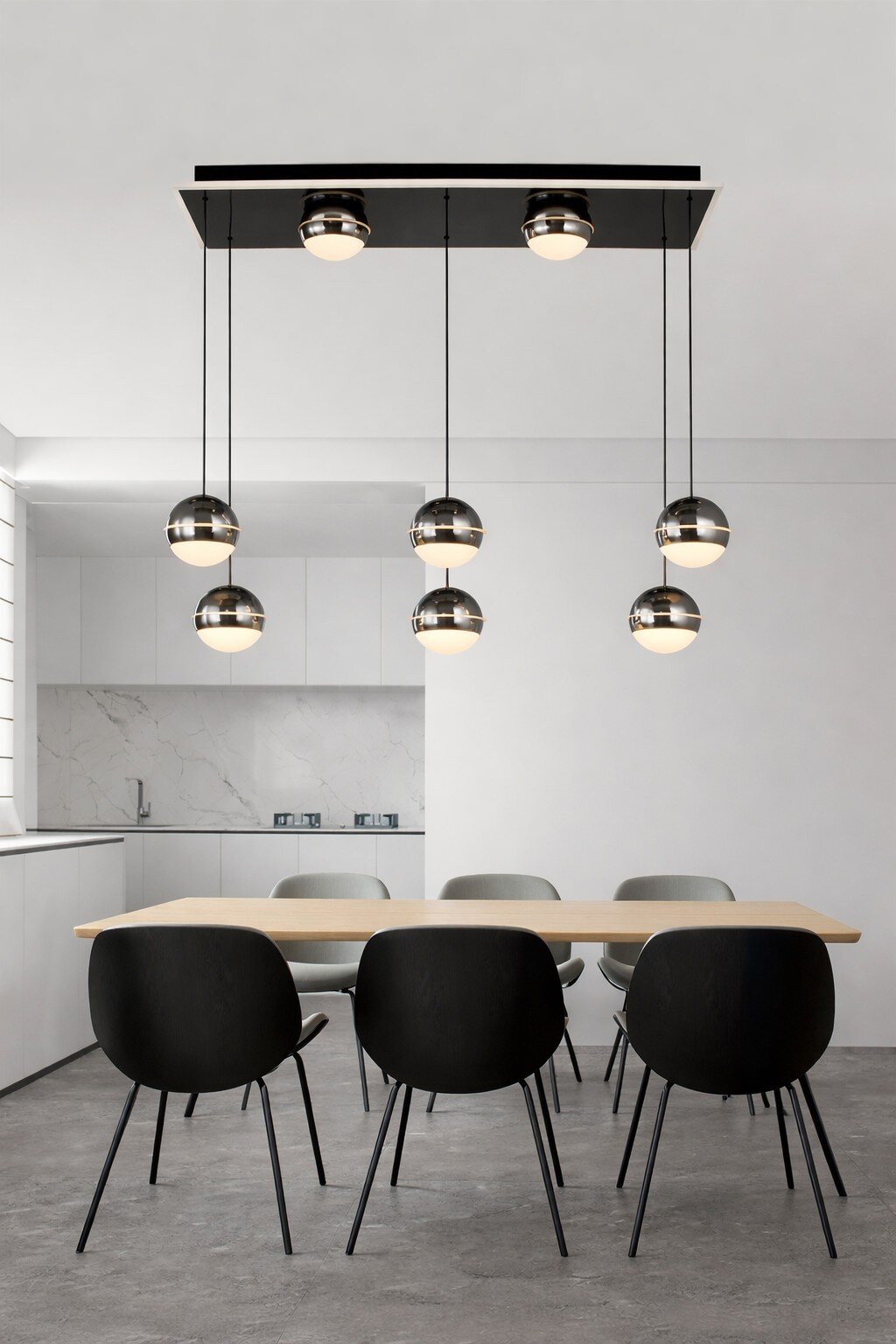 Moderne LED-hanglamp met meerdere bolvormige lampen, hangend boven een eettafel in een stijlvolle, minimalistische ruimte. Vooraanzicht.