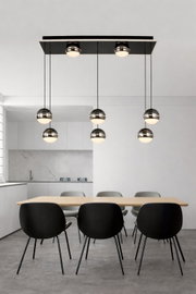 Moderne LED-hanglamp met meerdere bolvormige lampen, hangend boven een eettafel in een stijlvolle, minimalistische ruimte. Vooraanzicht.