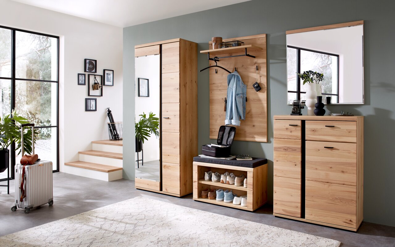 Linea Natura Schuhschrank SONOS Moderne Garderobeneinrichtung aus Holz mit Spiegel, Schuhschrank und Kommode in einer hellen, stilvollen Umgebung. Frontalansicht.