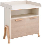 Wickelkommode aus hellem Holz mit zwei Türen und einem offenen Fach, seitliche Perspektive