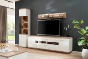 Modernes Wohnzimmer-Entertainment-Set in Weiß mit Holzoptik: Lowboard mit TV, passendem Wandregal und hoher Vitrine mit Glasfront, frontal aus leicht linksseitiger Perspektive aufgenommen