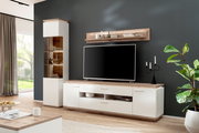 Modernes Wohnzimmer-Entertainment-Set in Weiß mit Holzoptik: Lowboard mit TV, passendem Wandregal und hoher Vitrine mit Glasfront, frontal aus leicht linksseitiger Perspektive aufgenommen