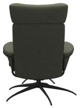 Rückansicht eines grünen Einzelsessels mit Kopfstütze und schwarzem Drehfuß.