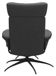 Rückansicht eines grünen Einzelsessels mit Kopfstütze und schwarzem Drehfuß.