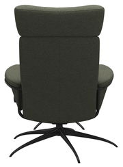 Rückansicht eines grünen Einzelsessels mit Kopfstütze und schwarzem Drehfuß.