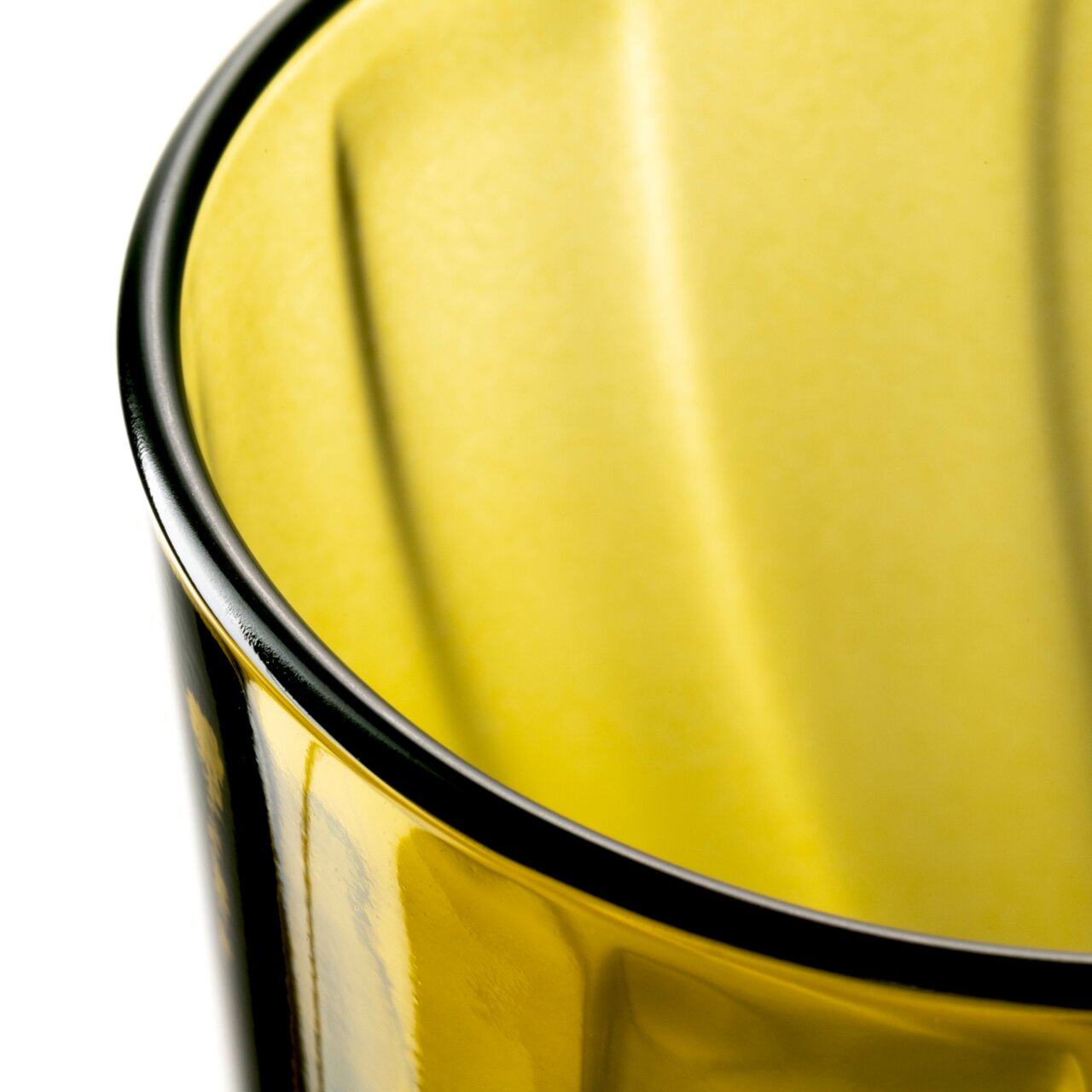Close-up van een geel drinkglas met gedraaid patroon, gezien van bovenaf.