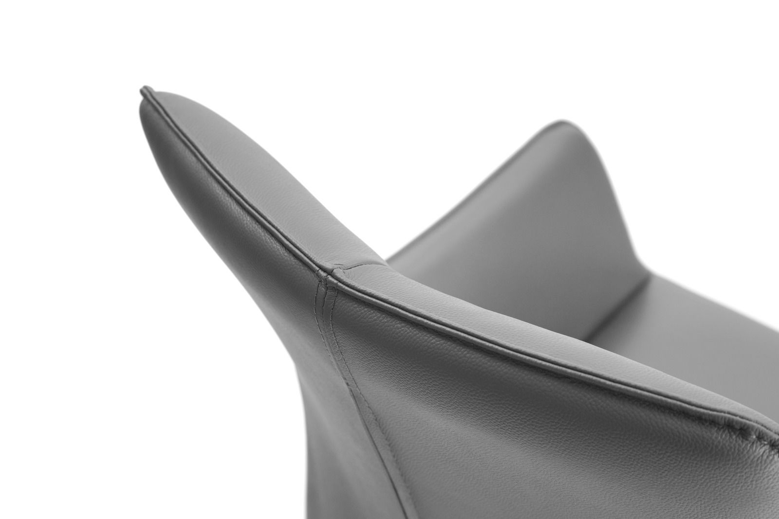 Nahaufnahme eines grauen Armlehnstuhls aus Leder, seitliche Perspektive