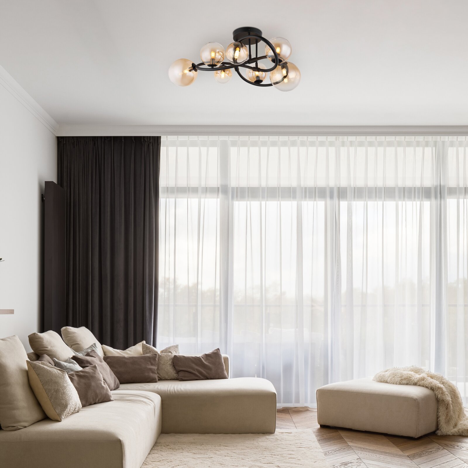 Moderne Deckenleuchte mit mehreren Glühbirnen in einem stilvollen Wohnzimmer, von unten betrachtet.