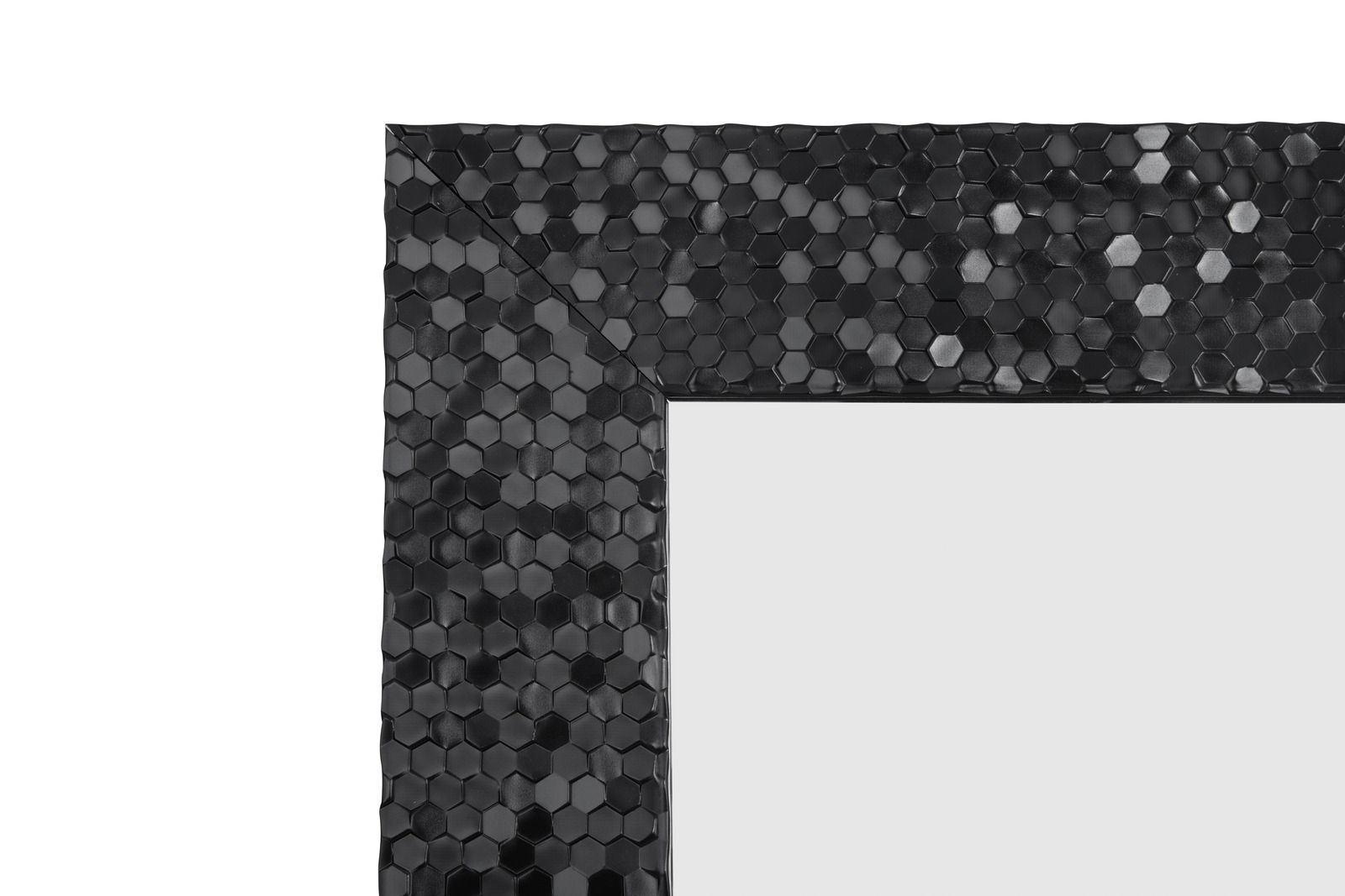 Nahaufnahme eines Spiegels mit schwarzem, sechseckigem Mosaikrahmen, Perspektive von oben links.
