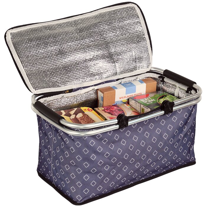 Open geïsoleerde koel-/picknickmand met aluminium frame en zilverkleurige thermovoering, blauw met wit ruitpatroon, gevuld met levensmiddelen, schuin van voren gefotografeerd