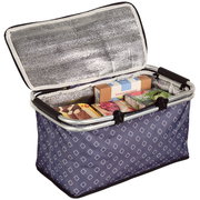 Open geïsoleerde koel-/picknickmand met aluminium frame en zilverkleurige thermovoering, blauw met wit ruitpatroon, gevuld met levensmiddelen, schuin van voren gefotografeerd
