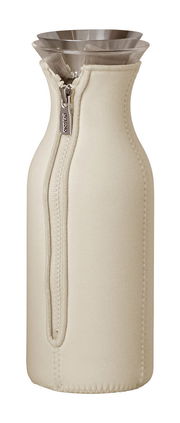 Kühlschrankkaraffe mit beigem Neoprenanzug und Edelstahlverschluss, seitliche Perspektive