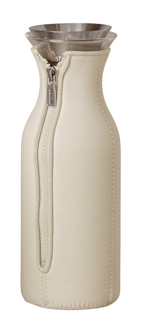 Eva Solo Kühlschrankkaraffe MASTER Kühlschrankkaraffe mit beigem Neoprenanzug und Edelstahlverschluss, seitliche Perspektive