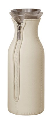 Kühlschrankkaraffe mit beigem Neoprenanzug und Edelstahlverschluss, seitliche Perspektive