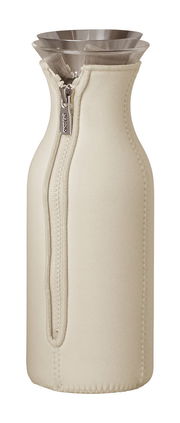 Kühlschrankkaraffe mit beigem Neoprenanzug und Edelstahlverschluss, seitliche Perspektive