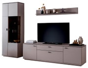 Modernes TV-Wohnwand-Set in Taupe mit hohem Vitrinenschrank, Lowboard mit Schubladen und Wandboard, dekoriert mit Vasen; Perspektive: frontale Ansicht leicht von links