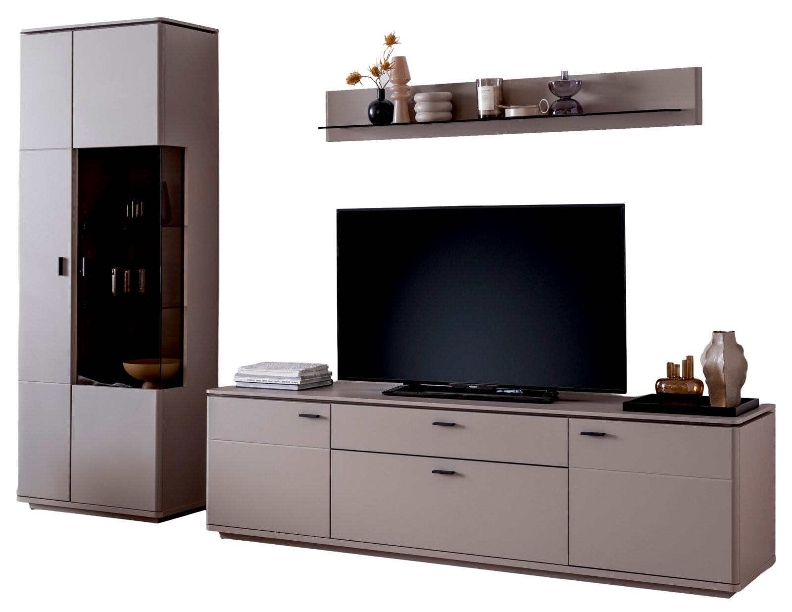 Zurbrüggen Wandkombination TORRENT Modernes TV-Wohnwand-Set in Taupe mit hohem Vitrinenschrank, Lowboard mit Schubladen und Wandboard, dekoriert mit Vasen; Perspektive: frontale Ansicht leicht von links
