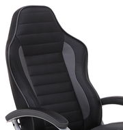 Schwarzer Fernsehsessel mit ergonomischem Design, seitliche Perspektive