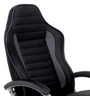 Schwarzer Fernsehsessel mit ergonomischem Design, seitliche Perspektive