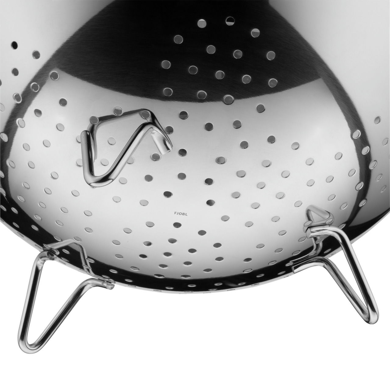 Nahaufnahme eines Edelstahl-Salatseihers GOURMET 24cm mit Löchern und stabilen Standfüßen, von unten betrachtet.