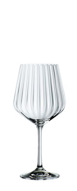 Elegantes Gin Tonic-Glas mit geriffeltem Design, frontal abgebildet.