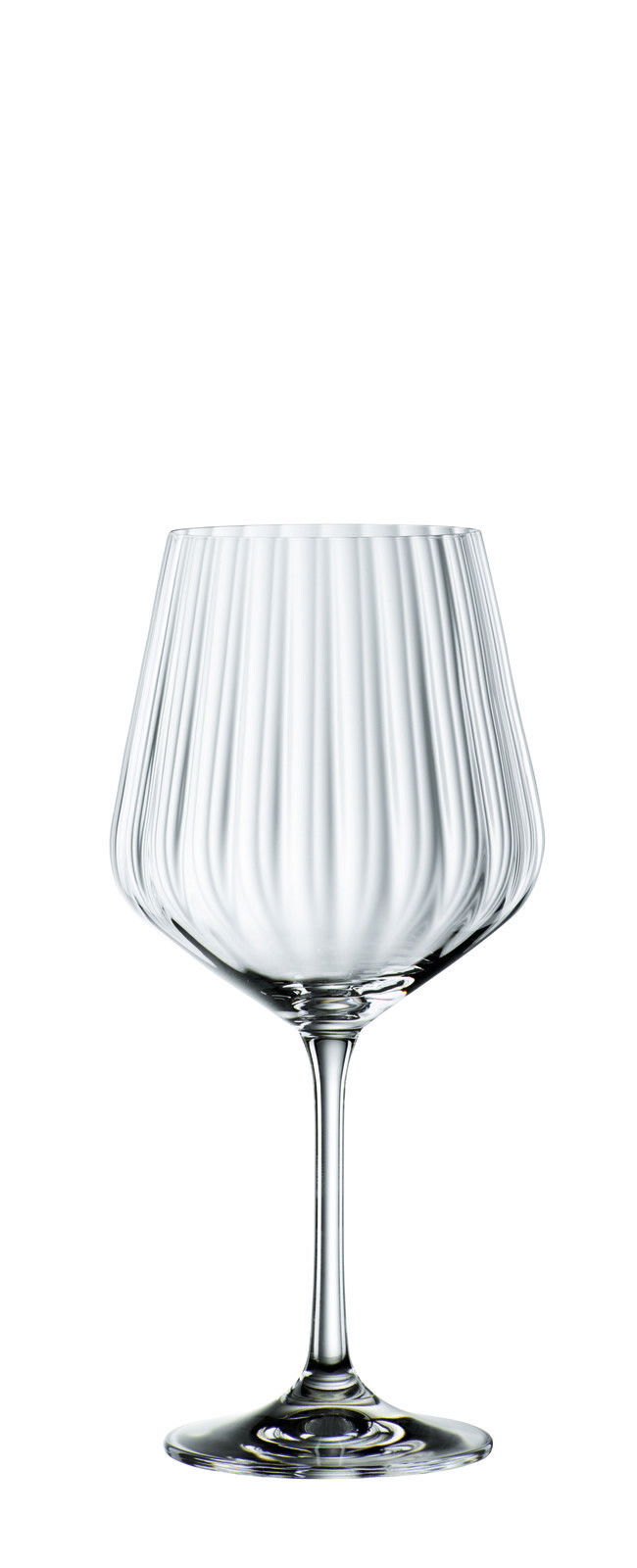Elegantes Gin Tonic-Glas mit geriffeltem Design, frontal abgebildet.