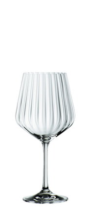 Elegantes Gin Tonic-Glas mit geriffeltem Design, frontal abgebildet.