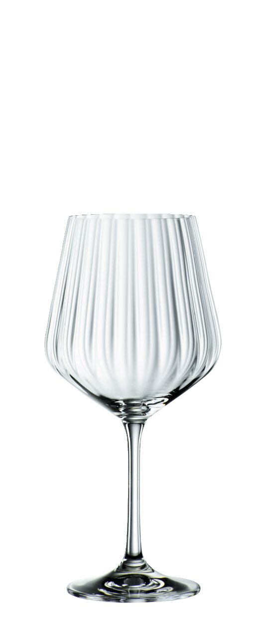 Elegantes Gin Tonic-Glas mit geriffeltem Design, frontal abgebildet.