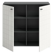 Kommode mit zwei geöffneten Türen, die sechs Fächer zeigen, aus der Frontalperspektive.