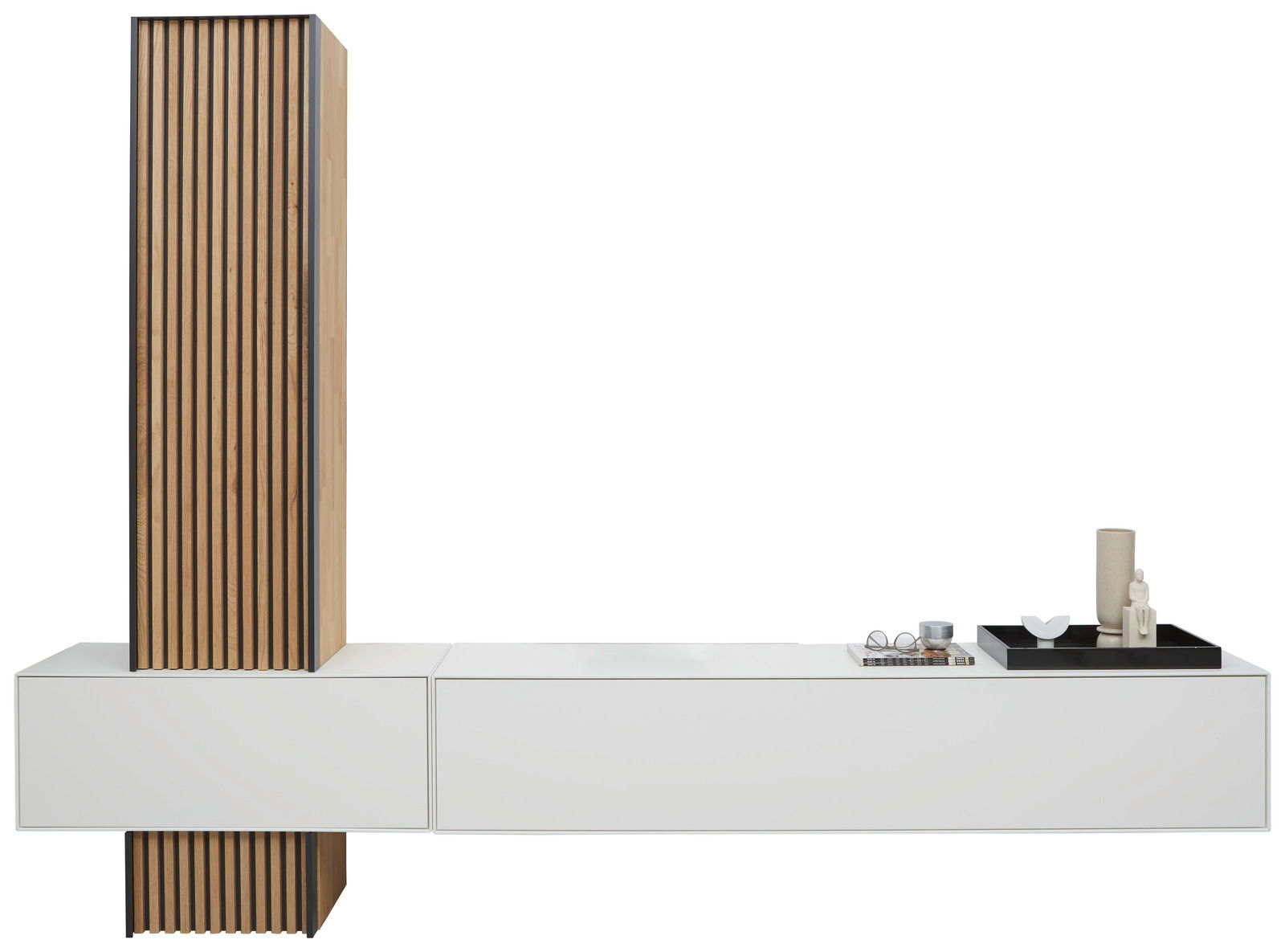 Moderne Wandkombination mit vertikalen Holzlamellen und weißen Schränken, seitliche Perspektive