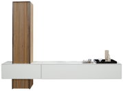 Moderne wandcombinatie met verticale houten lamellen en witte kasten, zijaanzicht