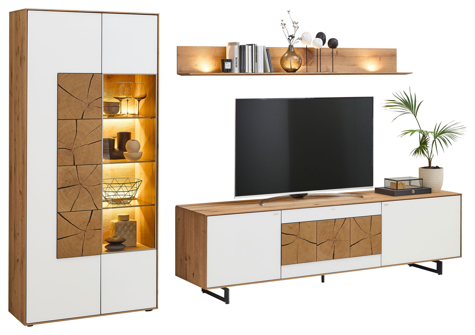 Valnatura Wandkombination LAGO Moderne Wandkombination mit Holz- und Weißakzenten, bestehend aus einem hohen Schrank mit Glaselementen und einem TV-Board, frontal betrachtet.