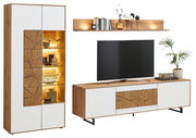Moderne Wandkombination mit Holz- und Weißakzenten, bestehend aus einem hohen Schrank mit Glaselementen und einem TV-Board, frontal betrachtet.