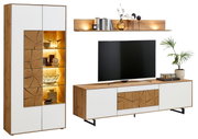 Moderne Wandkombination mit Holz- und Weißakzenten, bestehend aus einem hohen Schrank mit Glaselementen und einem TV-Board, frontal betrachtet.
