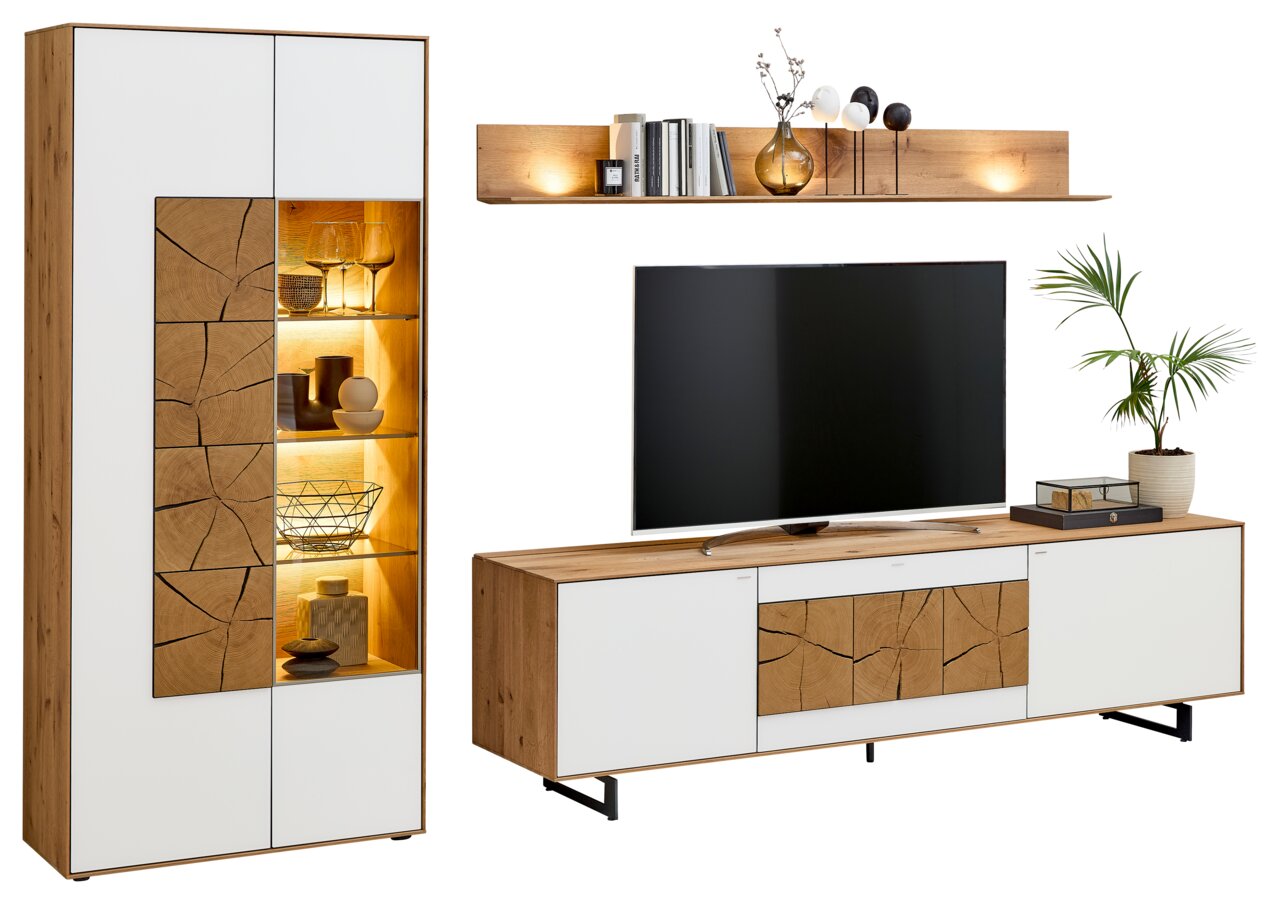 Moderne Wandkombination mit Holz- und Weißakzenten, bestehend aus einem hohen Schrank mit Glaselementen und einem TV-Board, frontal betrachtet.