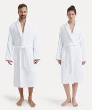 Zwei Personen in weißen Bademänteln mit Schalkragen, frontal fotografiert.