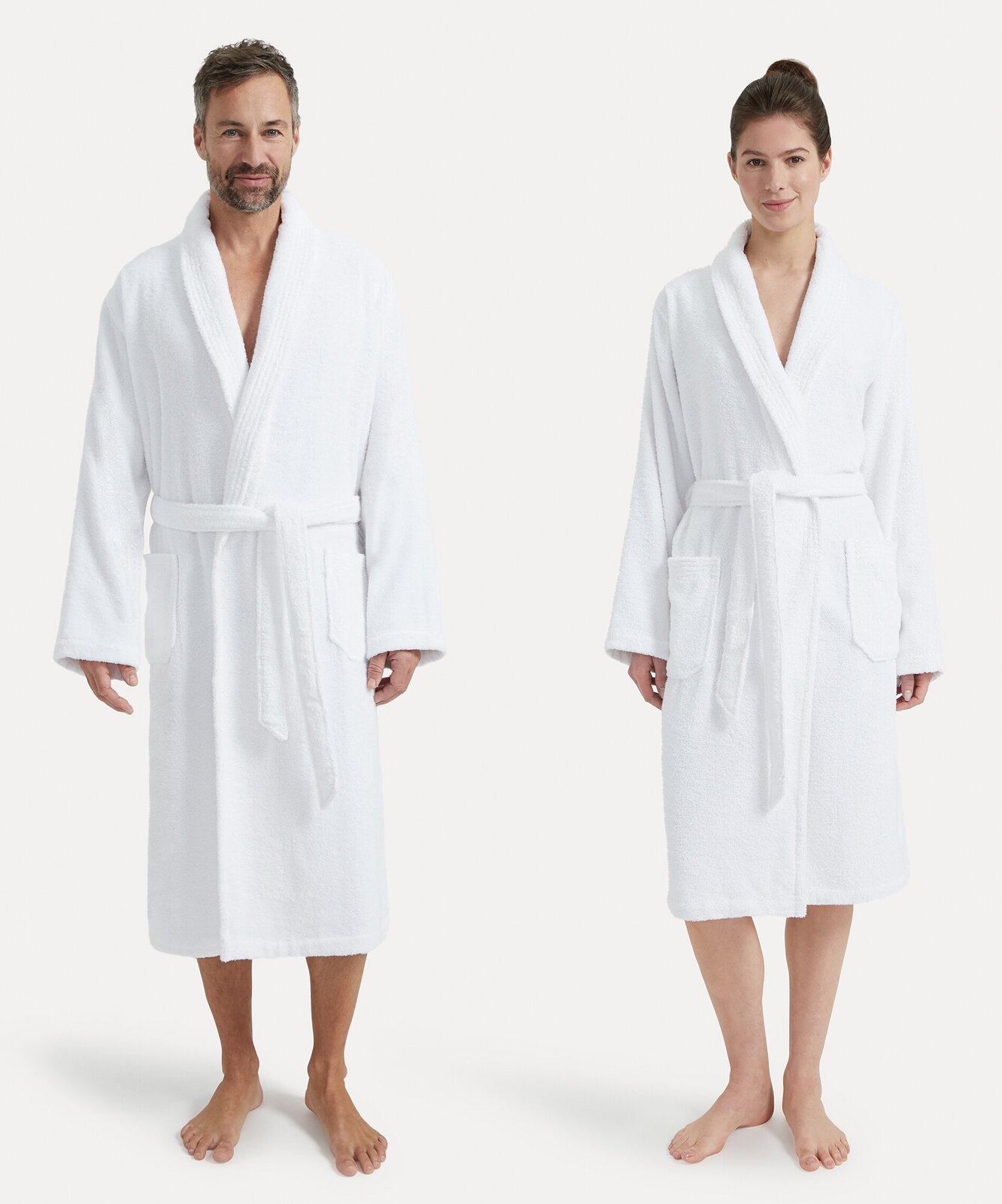 Zwei Personen in weißen Bademänteln mit Schalkragen, frontal fotografiert.