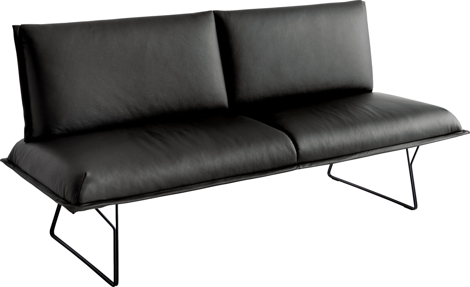 Koinor Driezitsbank FIORA Schwarzes 2-Sitzer Sofa mit Lederoptik, gepolsterter Sitz- und Rückenfläche und filigranem Metallgestell, in schräger Frontansicht (3/4-Perspektive) freigestellt auf weißem Hintergrund