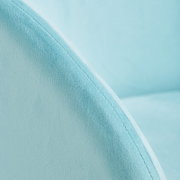 Close-up van een lichtblauwe fauteuil met een zachte textuur, met de nadruk op de naad van de armleuning.