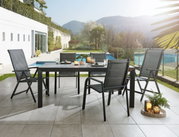 Moderne tuintafel Ambia TERUEL met vier stoelen op een terras, op de achtergrond een zwembad en bergen, zijaanzicht.